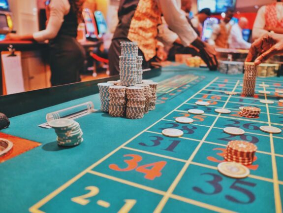 En Dypdykk i Live Dealer Spill: Den Neste Generasjonen av Online Casinoer